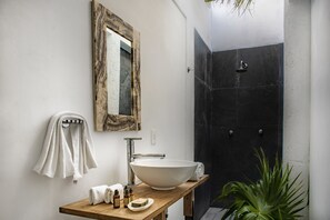 Signature Studio Suite | Bathroom | Shower, towels, soap, shampoo - Ventanas al Mar - Adults Only (Cozumel)
