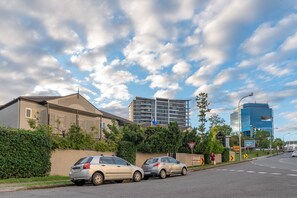 Outdoor wedding area - Benson Court Motel (Toowong)