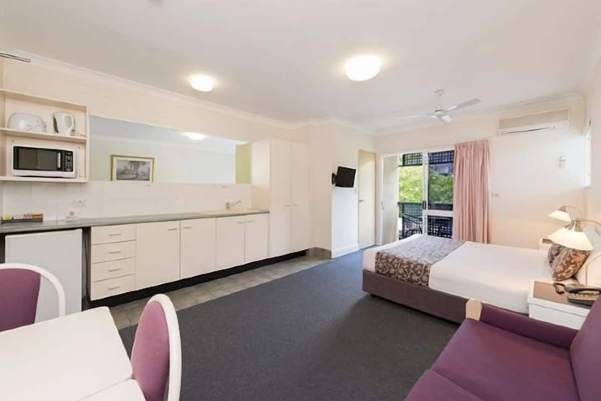 Minibar, in-room safe, desk, iron/ironing board