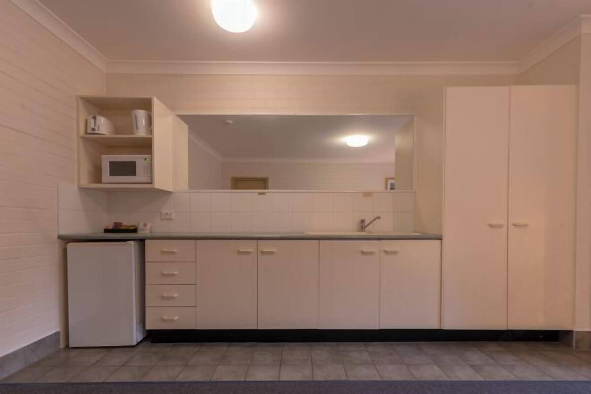 Private kitchen | Fridge, microwave, electric kettle, cookware/dishes/utensils