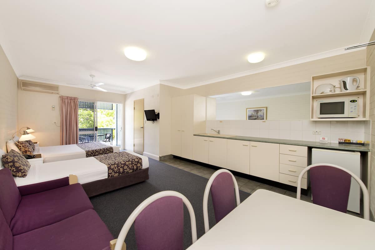 Minibar, in-room safe, desk, iron/ironing board