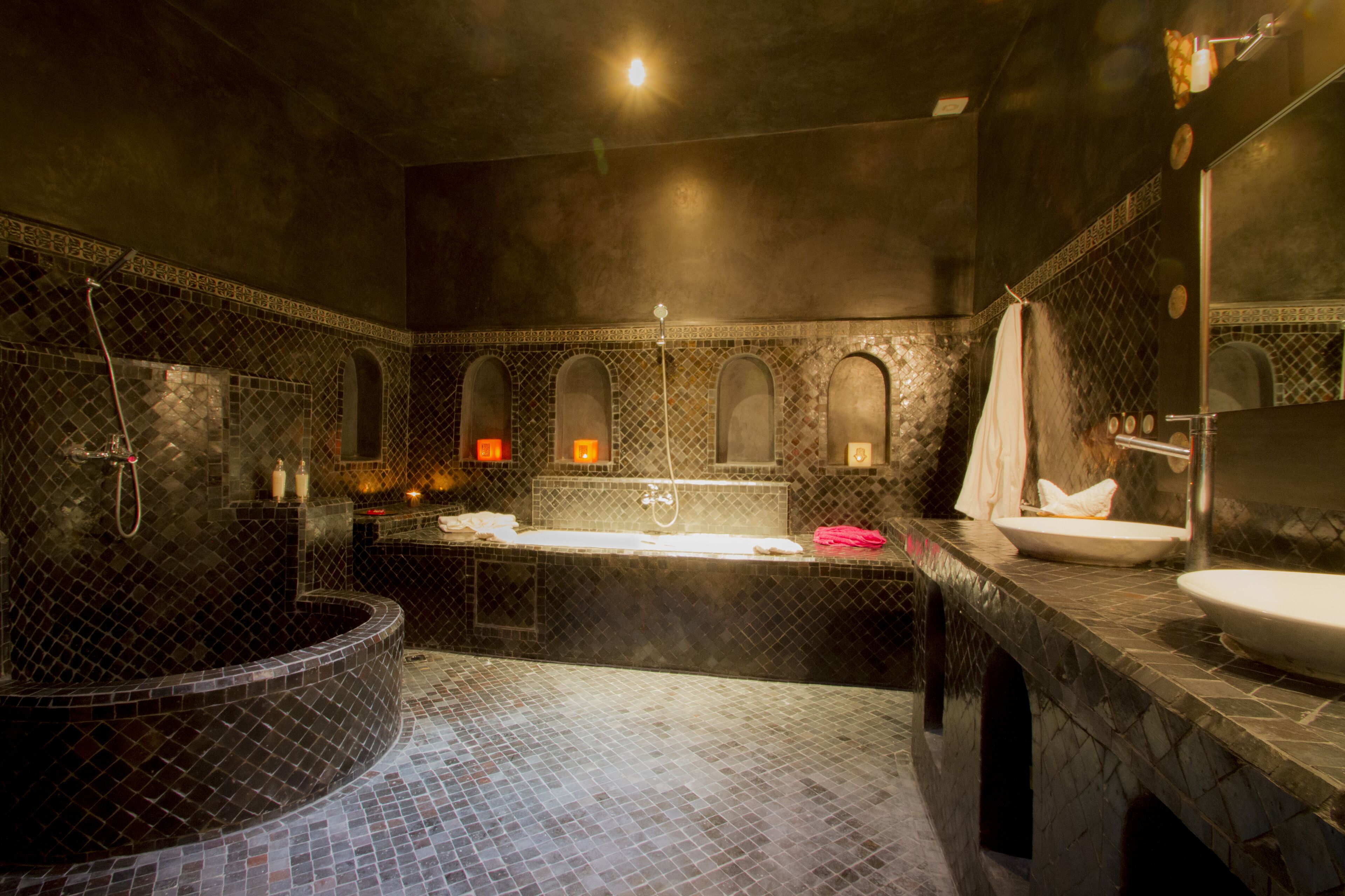 Executive suite | Badkamer | Een bad/douchecombinatie, een diep bad, designer toiletartikelen