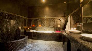 Executive suite | Badkamer | Een bad/douchecombinatie, een diep bad, designer toiletartikelen