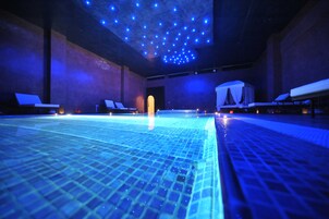 Una piscina techada, una piscina al aire libre, camas de piscina gratis