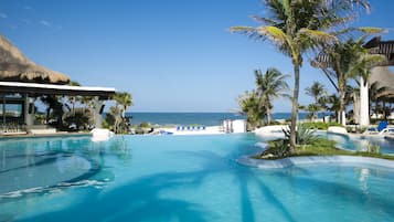 Piscine extérieure, parasols de plage, chaises longues