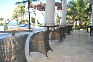 Se sirven desayunos y cocina internacional; con vista a la alberca 