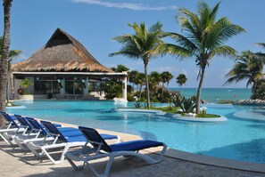 Piscine extérieure, accès possible de 7 h à 22 h, parasols