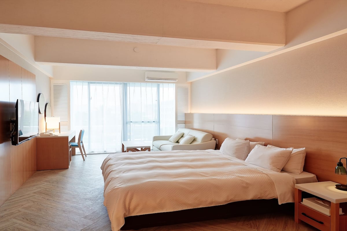 双人房 (Green View, 36 sqm) | 客房内保险箱、办公桌、遮光窗帘、免费 WiFi