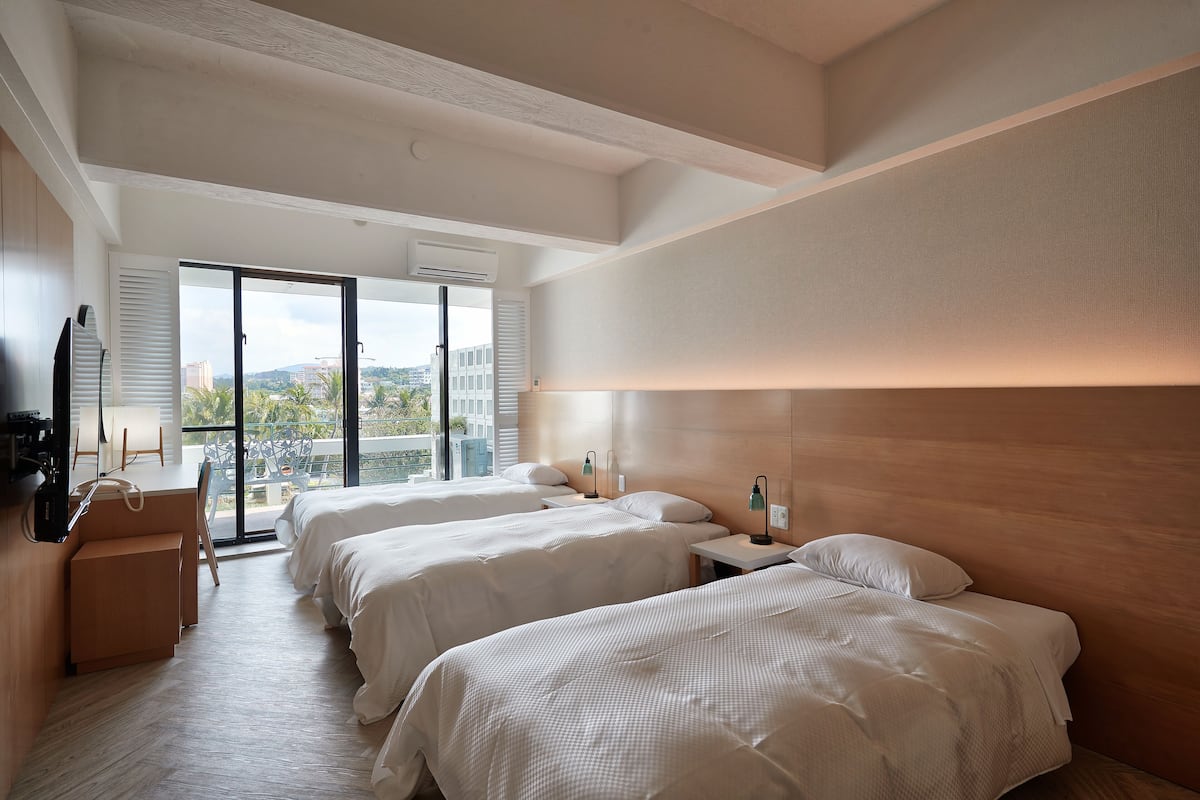 三人房, 海洋景观 (45 sqm) | 客房内保险箱、办公桌、遮光窗帘、免费 WiFi