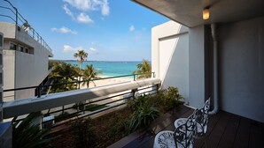 A balcony with a view of the beach and ocean. - Palace in Moon Beach (Onna)