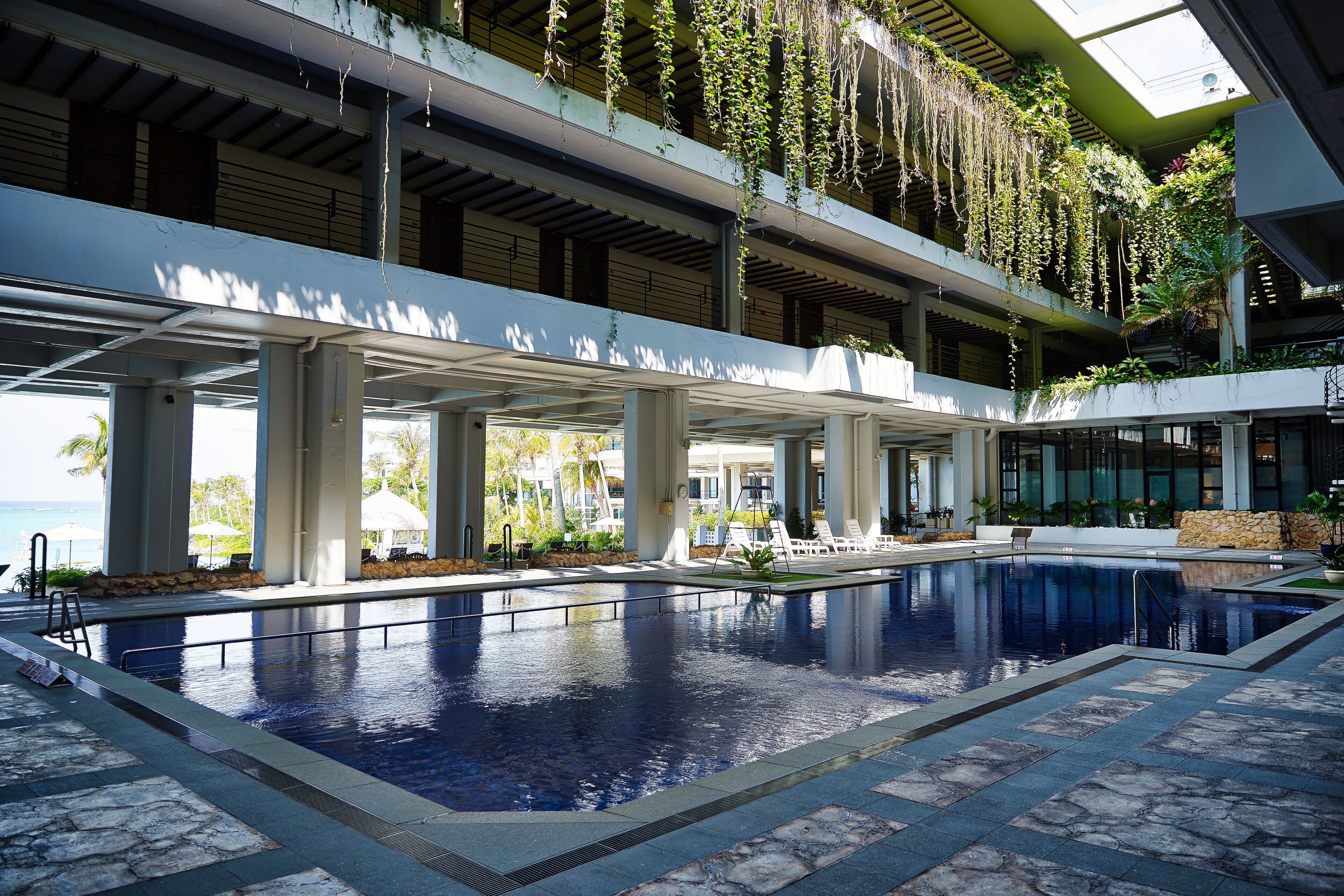 室外泳池；躺椅