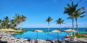 Outdoor pool, sun loungers - Palace in Moon Beach (Onna)