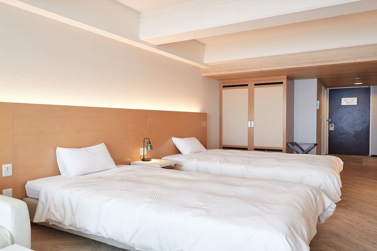 标准双床房, 山景 (36 sqm) | 客房内保险箱、办公桌、遮光窗帘、免费 WiFi