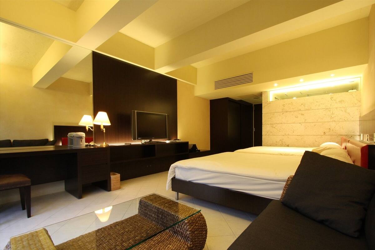 Twin Queen Room | 客房内保险箱、办公桌、遮光窗帘、免费 WiFi