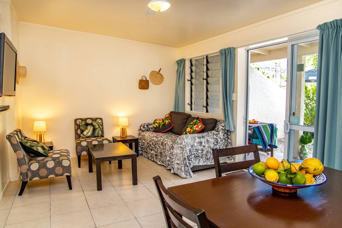 Apartment, 1 Bedroom | Ruang tamu | 43 inci sebuah televisyen pintar dengan digital, Netflix, pemain DVD