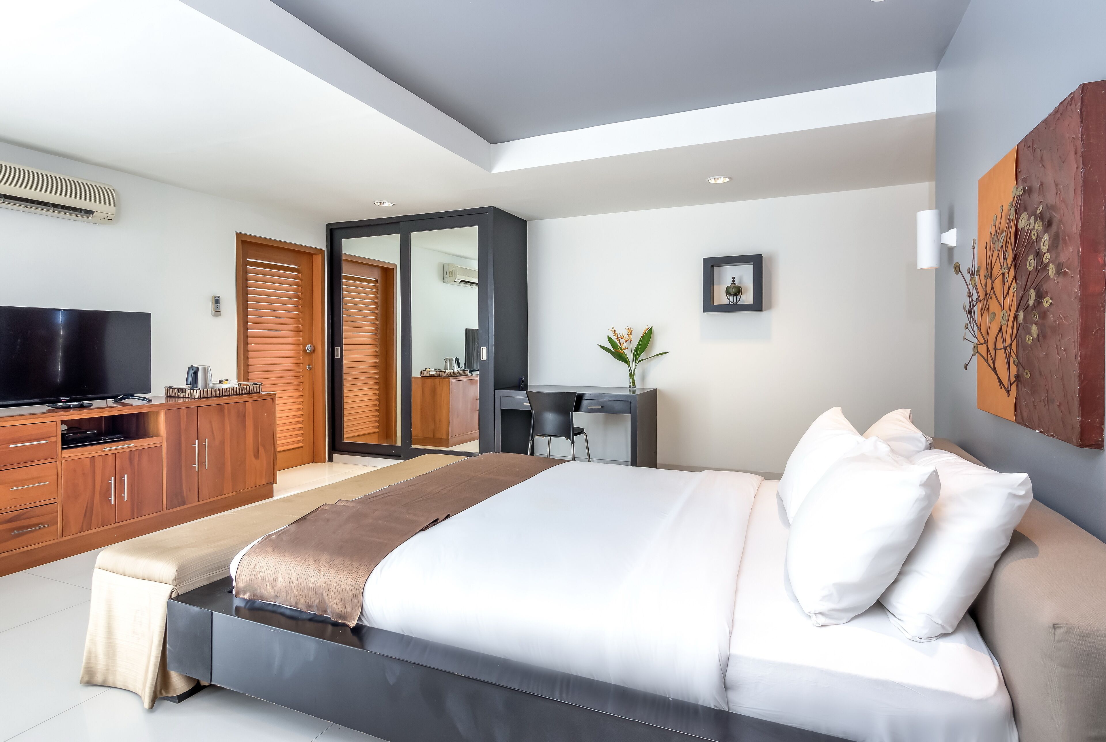 ميني بار وخزنة داخل الغرفة ومكتب وواي فاي مجانًا