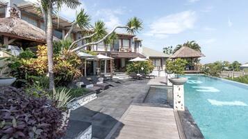 Outdoor pool, sun loungers