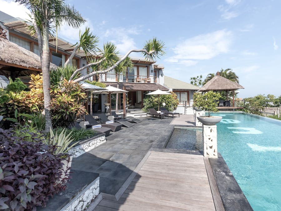 Piscine extérieure, chaises longues