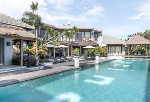 Outdoor pool, pool loungers