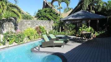 Piscine extérieure, parasols de plage, chaises longues