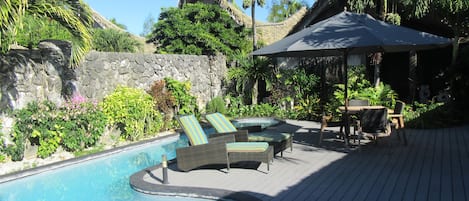 Piscine extérieure, parasols de plage, chaises longues