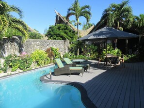 Piscina externa, guarda-sóis, espreguiçadeiras