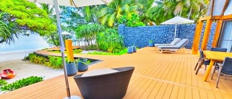 Vila superluxo, 2 quartos, piscina particular, de frente para a praia | Terraço/pátio