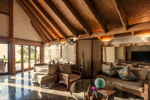 Lyxvilla - 2 sovrum - privat pool - mot vattnet | Vardagsrum | 65-tums smart-tv med satellitkanaler, Netflix och Hulu