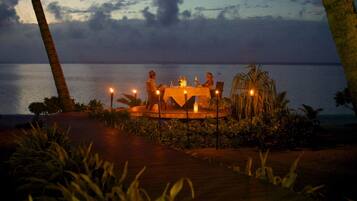 Villa de lujo, 2 habitaciones, alberca privada, frente al mar | 1 habitación y caja de seguridad en la habitación