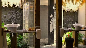 Luxury-Villa, 2 Schlafzimmer, eigener Pool, Strandnähe | Badezimmer