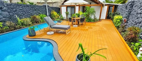 3 outdoor pools, pool umbrellas, pool loungers