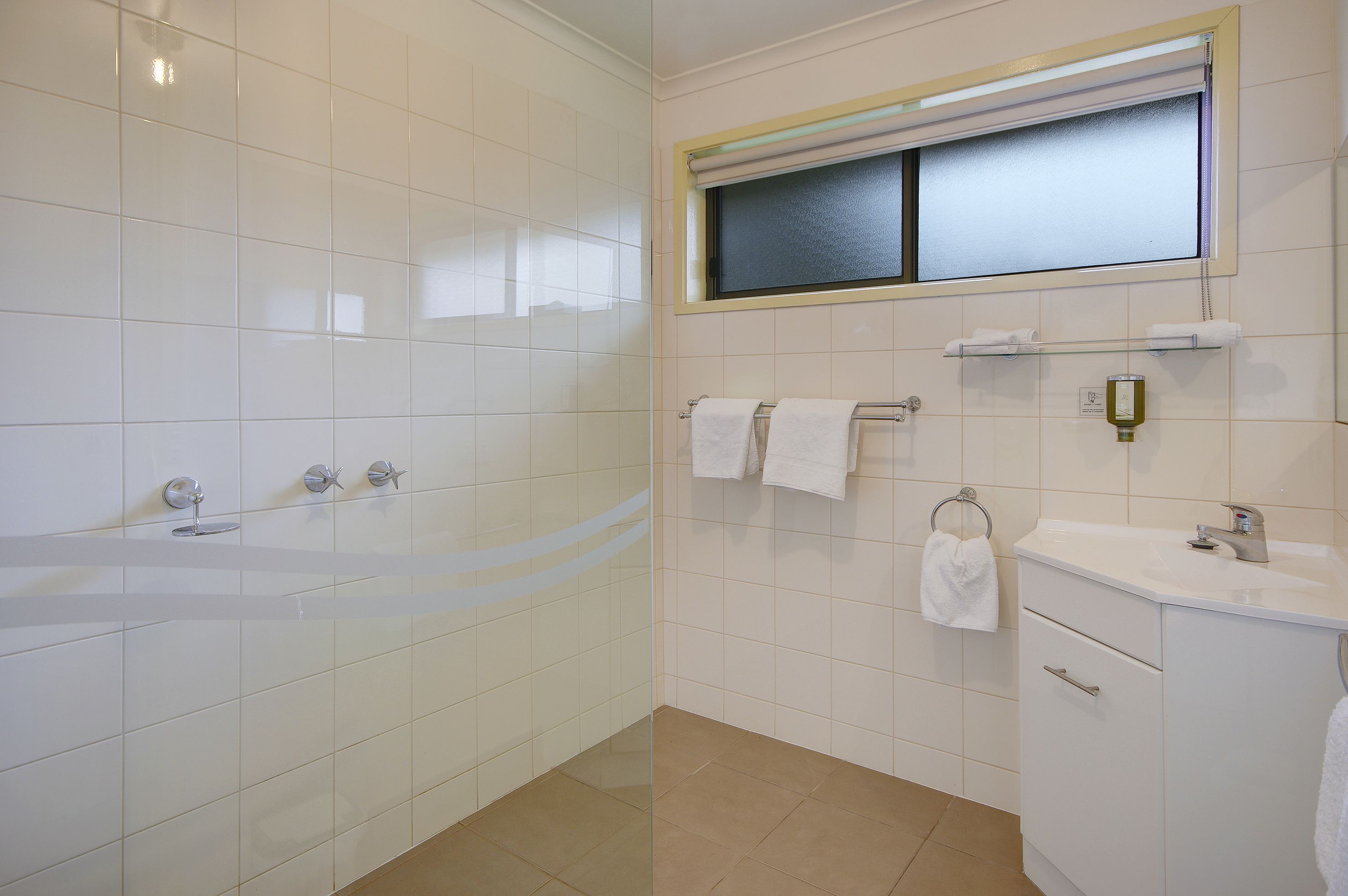 Un baño con bañera, lavamanos y ventana.