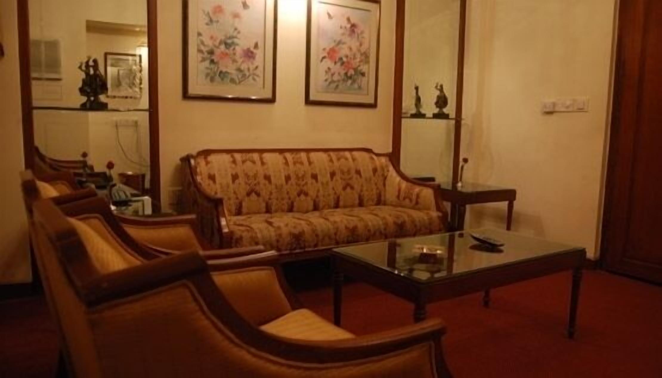 Sviitti | Oleskelualue | 34–tuumainen LED-televisio, jossa digitaalikanavat