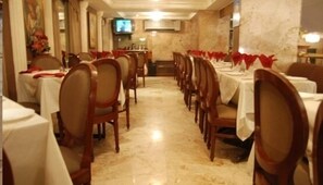 2 restaurants; ze serveren er lunch, diner en brunch 