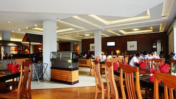 Se sirven desayunos, almuerzos y cenas; cocina internacional