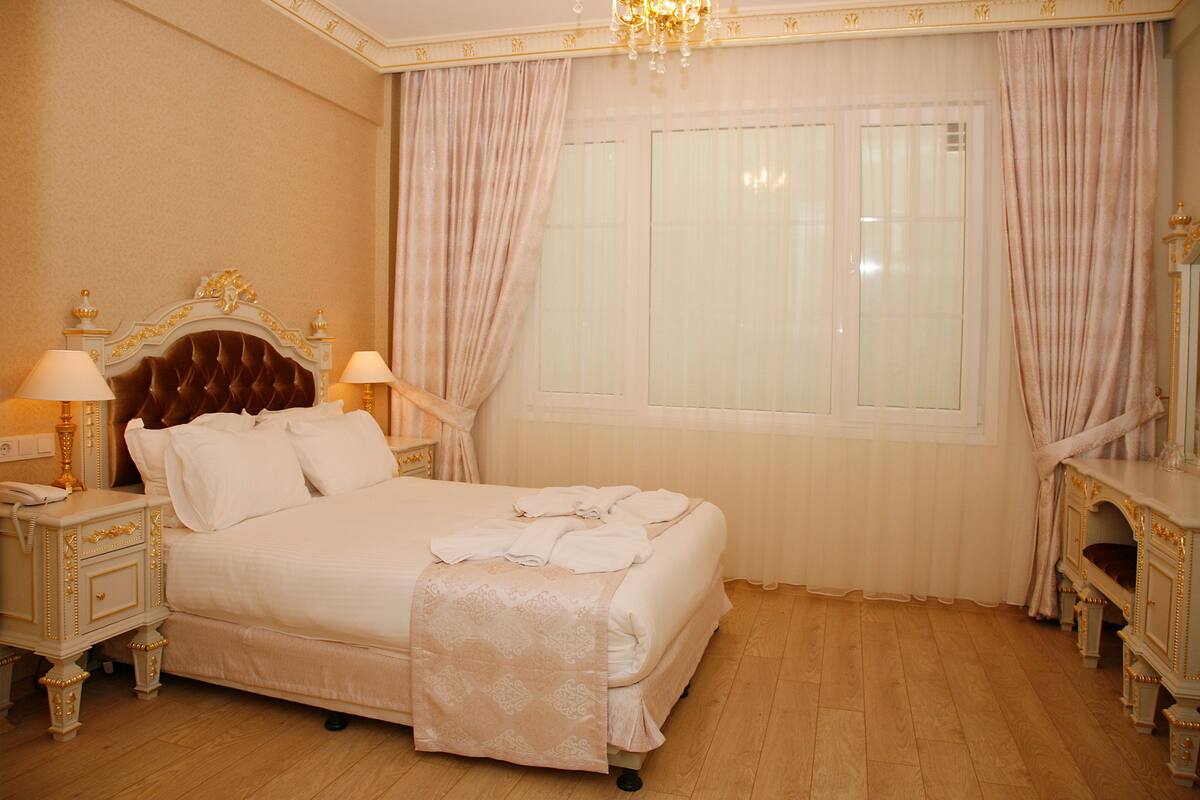 Double Room | Minibar, in-room safe, soundproofing, iron/ironing board