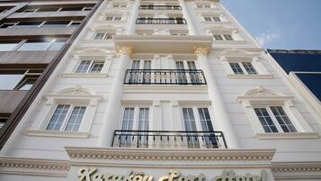 Fassade der Unterkunft – Abend/Nacht