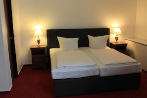 Ropa de cama hipoalergénica, minibar, caja fuerte y escritorio