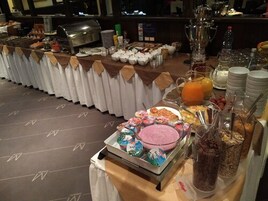 每日供应自助式早餐（每人 EUR 12）