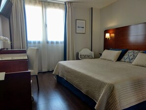 Minibar, in-room safe, desk, soundproofing - Hotel Hidalgo (Esquivias)