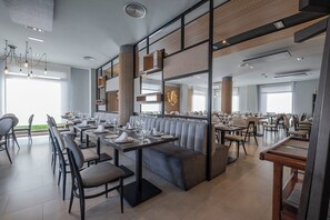 Petit déjeuner, déjeuner et dîner servis sur place