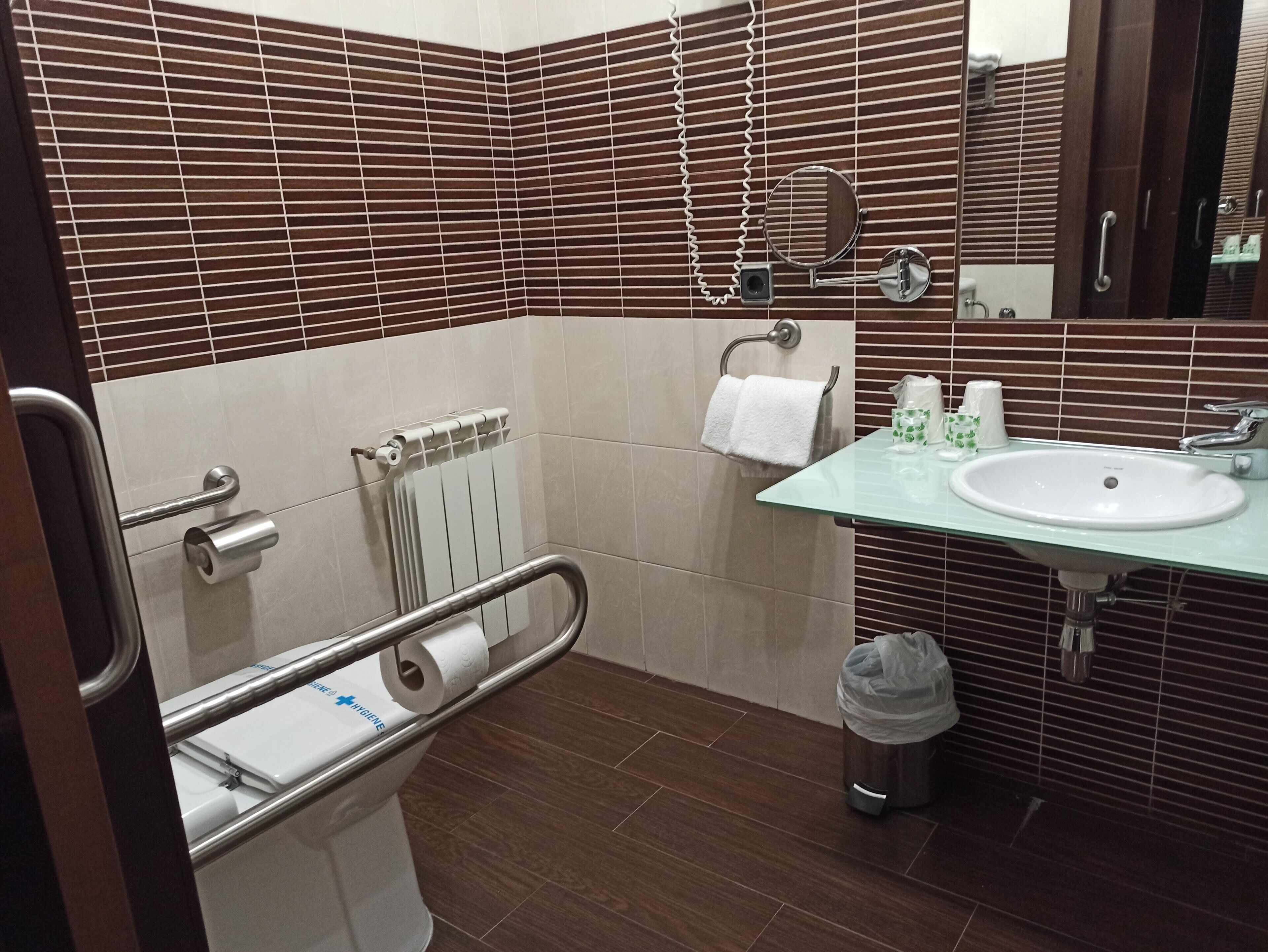 habitacion doble con 2 camas adaptada para minusvalidos | bathroom | shower, hair dryer, bidet, towels