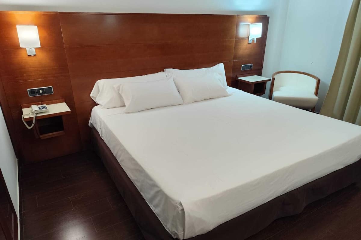Standard Double or Twin Room | 1 bedroom, minibar, in-room safe, desk