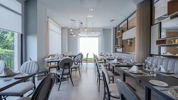Ze serveren er ontbijt, lunch en diner