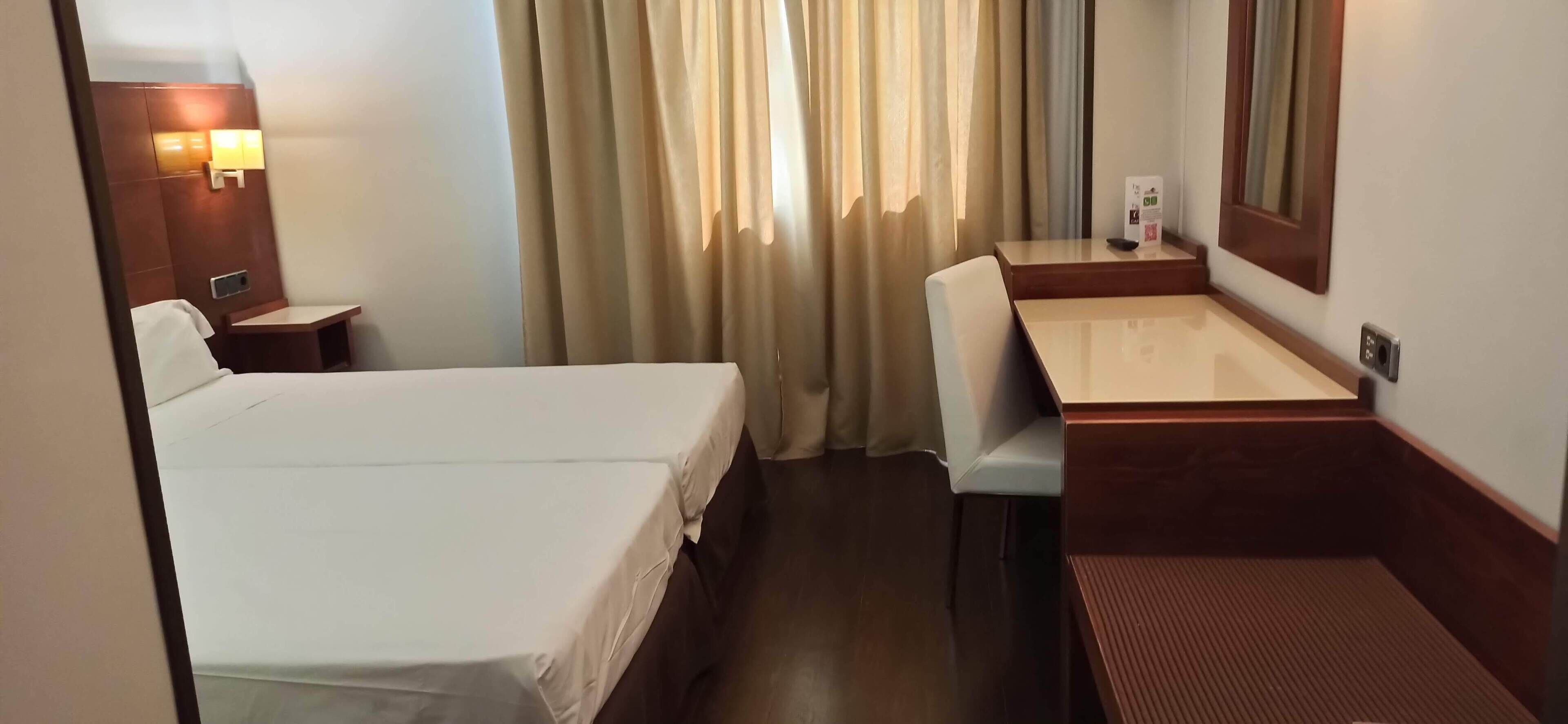 habitacion doble con 2 camas adaptada para minusvalidos | 1 bedroom, minibar, in-room safe, desk