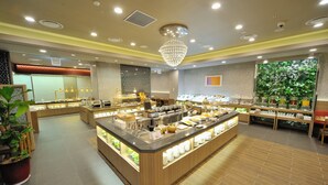A modern breakfast buffet with a central island, wooden accents, and a decorative chandelier. - Dormy Inn Premium Seoul Garosugil (Seoul)