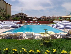 Piscina externa, guarda-sóis, espreguiçadeiras