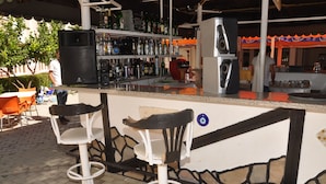 Bar en bord de piscine