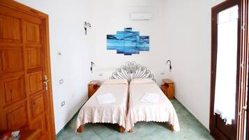 Double or Twin Room | Minibar, free cribs/infant beds, WiFi