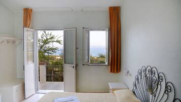 Double or Twin Room | Minibar, free cribs/infant beds, WiFi